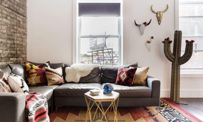 Logan Square House | El Motel Tres Penthouse in Logan Square that sleeps 12 + grill & backyard patio