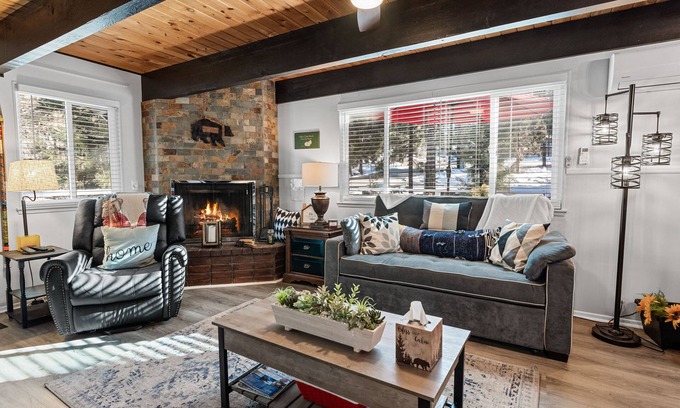 Big Bear City Cabin | El Nido - AC, Game Room, Pool Table, Air Hockey, Ping Pong, Fireplace