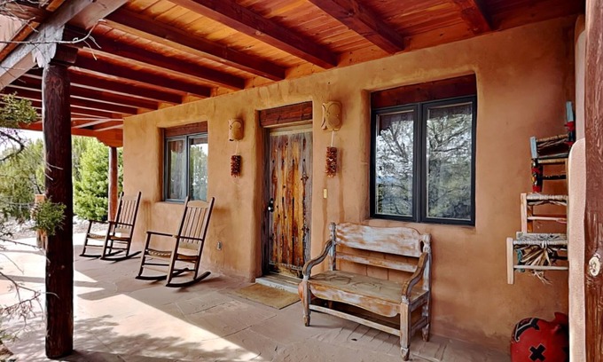 Las Campanas House | El Otro Tierra | Cozy Retreat, Mountain Views + Near Downtown