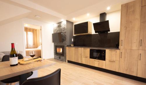 Beceite Apartment | El sueño del Búho 5. Un dormitorio con chimenea