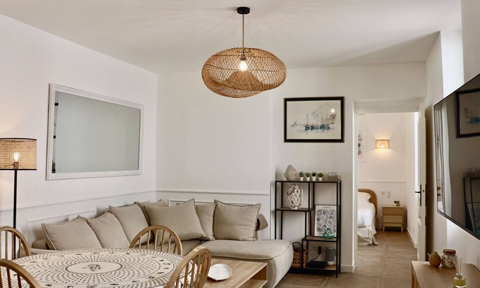 Antibes Old Town Apartment | Elegance and Calm in Old Antibes