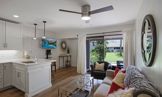 Bunker Oaks Condo | Elegant 1/1 condo The Meadows Pool and Golf Courses!