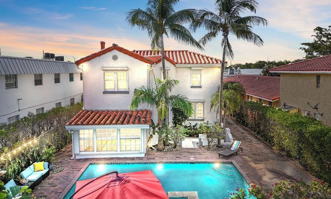 Lake Park House | Elegant 1926 Mediterranean Home Heated Pool/Spa Sleeps 12