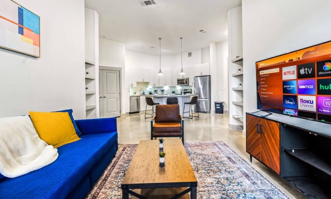 Fort Worth Apartment | Elegant 2 BD/2 BA Retreat Ideal for Comfort &Style