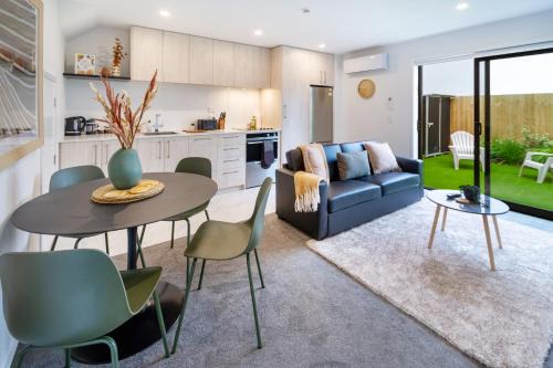 Christchurch City Centre Apartment | Elegant 2 Bed 2 Bath Home in the CBD