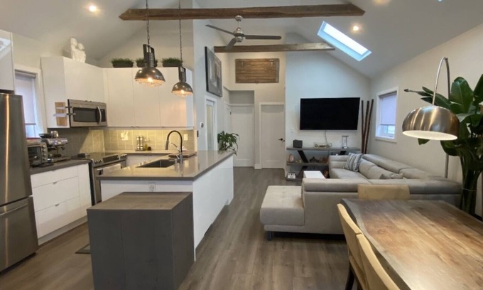 Toronto House | Elegant 2-Bedroom Bungalow with Outdoor Oasis and Modern Conveniencesnn