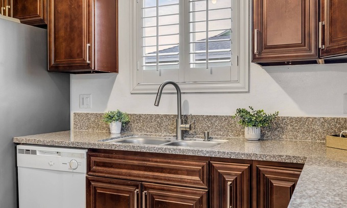Arleta House | Elegant 2 Bedroom Home W/Parking