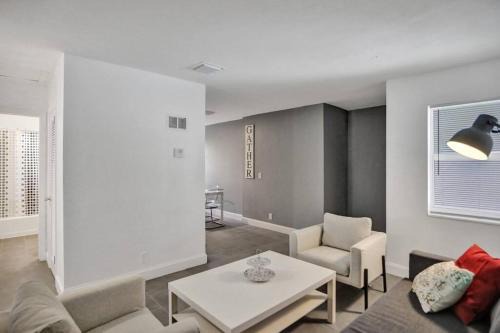 Progressive Northwest Apartment | Elegant 2Bd Home, West Palm Beach, Steps to Beach