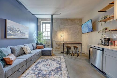 Westown Apartment | Elegant 2BD near Historic Pabst Brewery - Fiserv