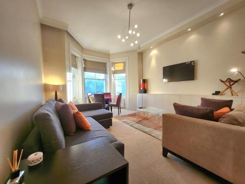 Little Venice Apartment | Elegant 2BR Apartment Steps from Tube