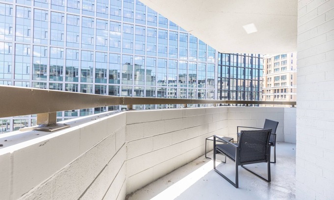Crystal City Apartment | Elegant 2BR Apartment Minutes From DC