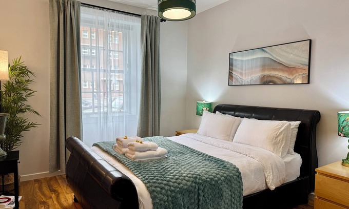 Old Town Apartment | Elegant 2BR in Grassmarket | 5-Min Walk to Castle & Royal Mile