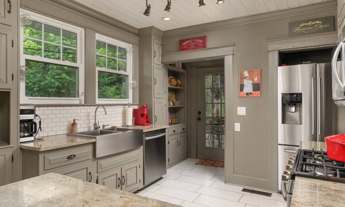 North Chattanooga House | Elegant 2BR North Chatt Bungalow-AMAZING Location!