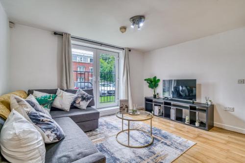 Chorlton-cum-Hardy Apartment | Elegant 2BR with Parking Near Old Trafford