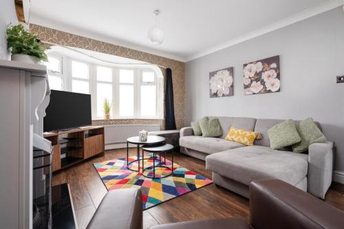 Droylsden Apartment | Elegant 3-Bed Manchester Haven with free Parking by KeenzChillz