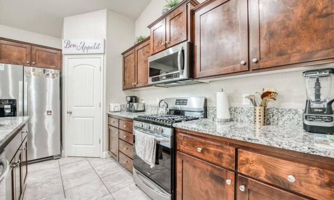 Roosevelt House | Elegant 3BR Home in Fresno
