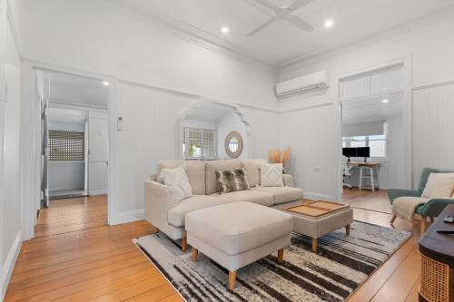 Newmarket House | Elegant 4-Bed Home Near Shops & Dining