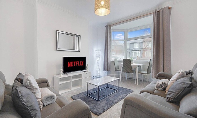 Darlington House | Elegant 4 Bedroom, Near South Park, Sleeps 7