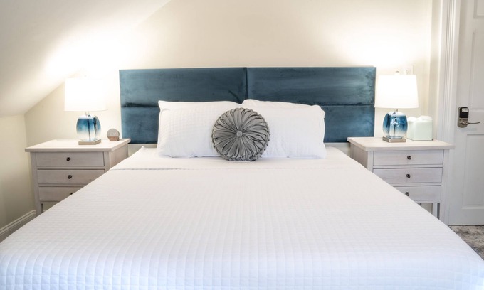 Hampton Hotel | Elegant and comfortable queen room at the beach!