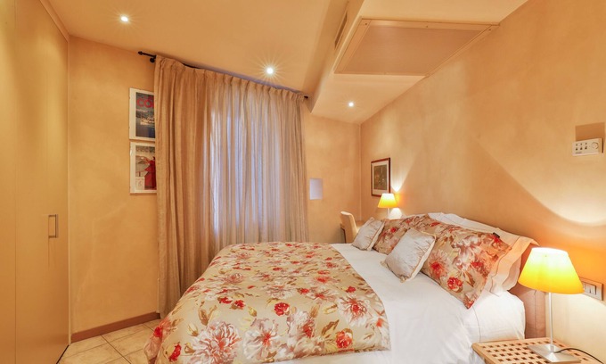 Cernobbio Apartment | ELEGANT APARTMENT IS LOCATED A FEW STEPS FROM THE LAKEFRONT OF CERNOBBIO.