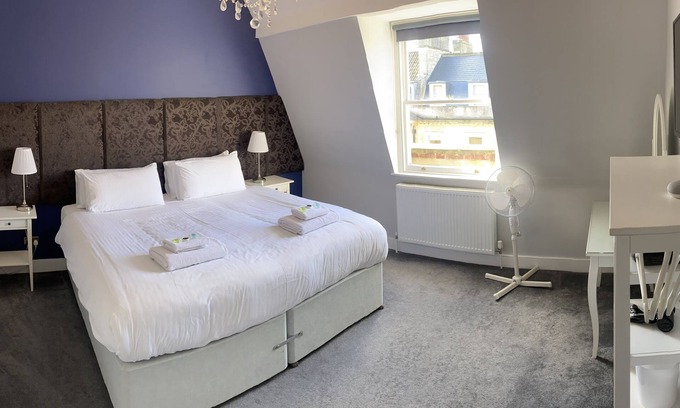 Bath Apartment | Elegant apartment steps from Roman Baths & Abbey
