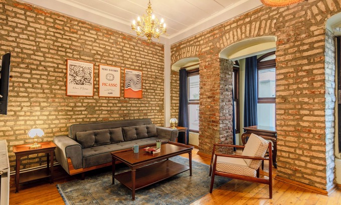 Galata Apartment | Elegant & Artsy 1BR Galata’s Hidden Gem/AC/Walk everywhere
