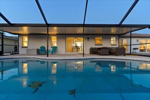 Palm Harbor House | Elegant Canal Front Oasis w Pool Near Beaches