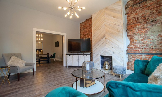 South Side Flats House | Elegant & Cozy Escape - 5Beds/2.5Bath - Sleeps 10