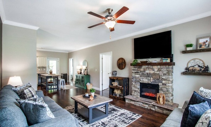 Townsend Apartment | Elegant End Condo -Fireplace & Community Amenities