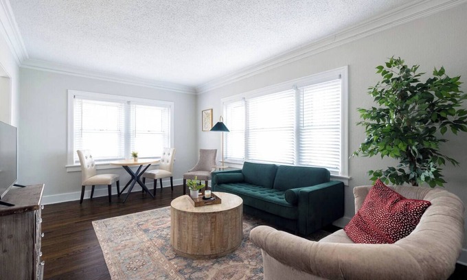 Central Hyde Park Apartment | Elegant/Entire Unit/1 Bedroom