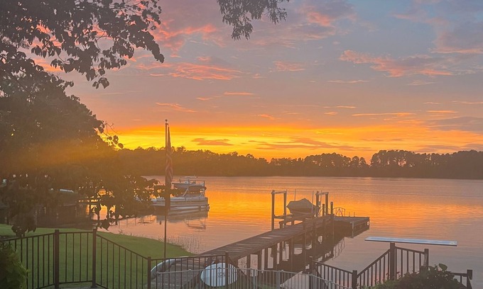 Chapin House | Elegant family lake retreat