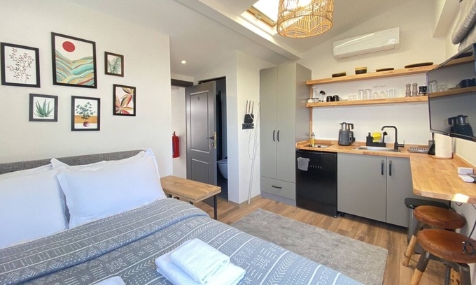 Cihangir Apartment | Elegant Flat 10 min to Galata Tower, Istiklal Ave