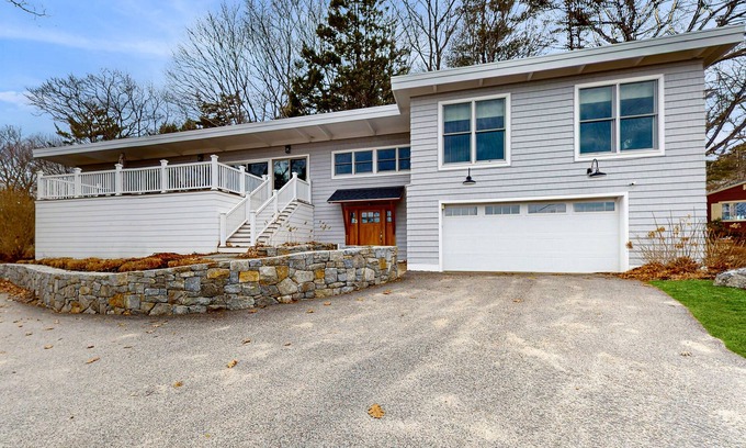 Rye House | Elegant getaway with lovely deck, ocean & sunrise views, foosball & washer/dryer