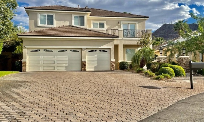 Black Mountain House | Elegant Henderson 5 Bdrm Home & Resort Style Bkyd w/Pool & Basketball court