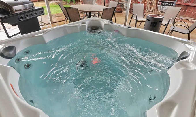 Clovis House | Elegant Hot tub l Fire Pit l BBQ l Oldtown Clovis