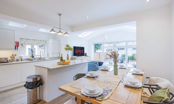 Northampton House | Elegant House in Excellent Location Sleeps 8 Free Parking Fast Wifi VirginTV