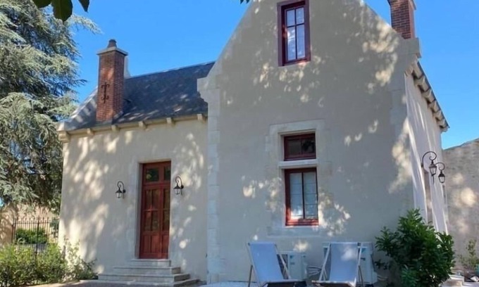 Ainay-le-Vieil Cottage | Elegant house with private garden, air conditioning and parking in Ainay-le-Vieil