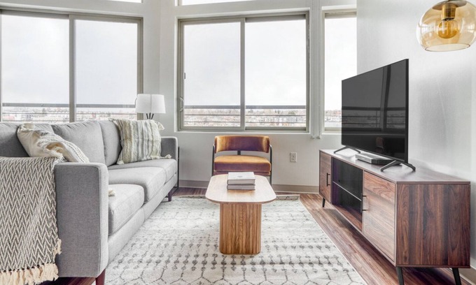 Jefferson Park Apartment | Elegant Jefferson Park 2BR w/ Gym, W/D & pool, near Business Center, by Blueground