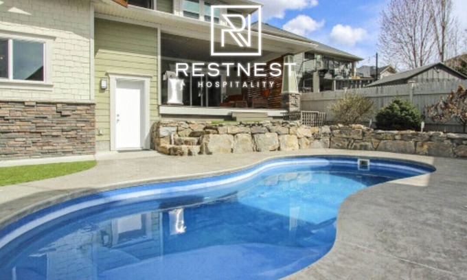 Southwest Mission House | Elegant Kelowna Retreat: Heated Pool, 4BR, AC, BBQ