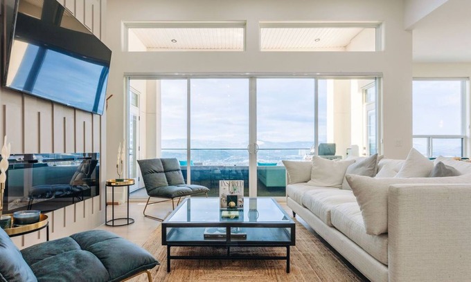 Black Mountain House | Elegant & Lavish Kelowna Escape
