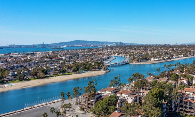Harbor Condo | Elegant Long Beach Condo - Marina View - Gated - Parking - Pool Access