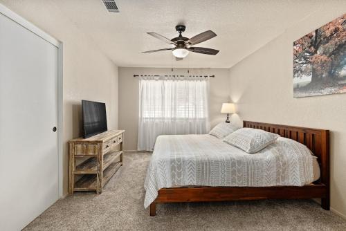Pumpkin Center House | Elegant Mid Century 2BR 2 KING Beds Retro Style