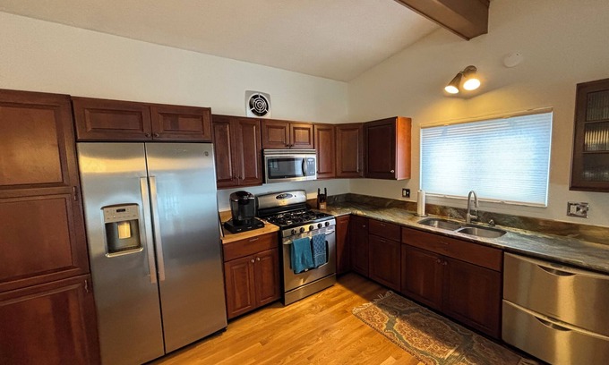 Southfield House | Elegant Mid-Century Modern Escape: 3BR Home with Vintage Flair