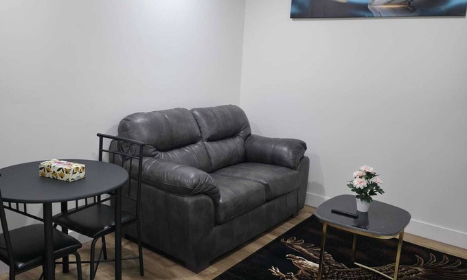 Regina House | Elegant Modern Suite with Free Parking near Parks, Malls & Transit
