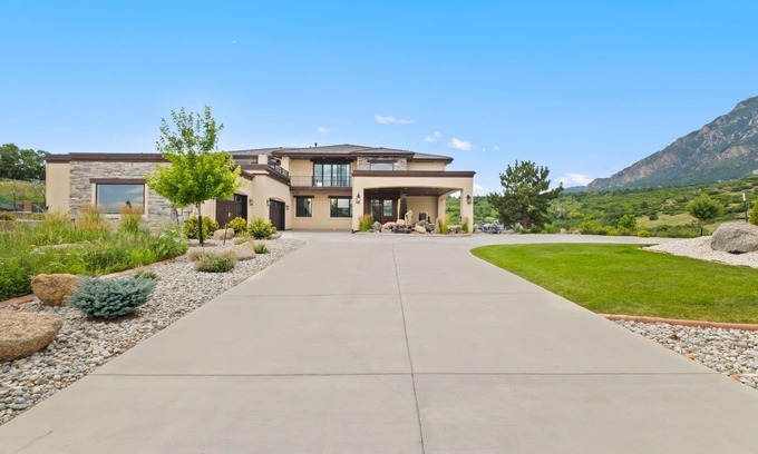 Southwest Colorado Springs House | Elegant Mountain Retreat with Sweeping Views