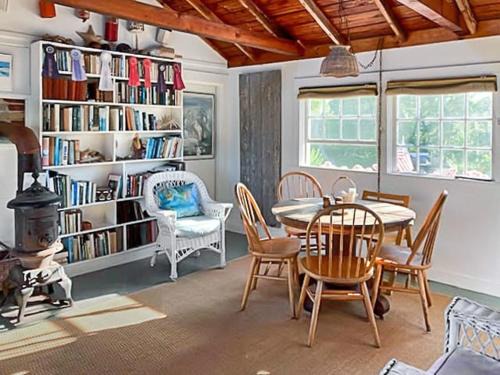 Pocomo House | Elegant Nantucket Retreat on Village Way 3BR