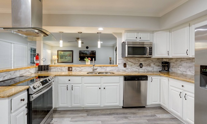Algiers House | Elegant New Orleans Escape w/ Furnished Porch!