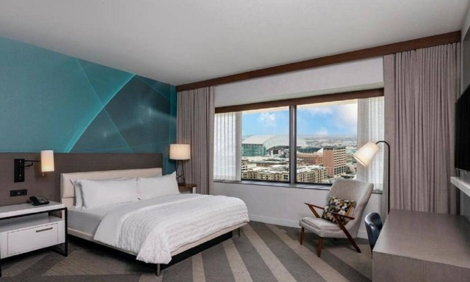 Downtown Houston Hotel | Elegant Pet Friendly Suite Near George R Brown Ctr