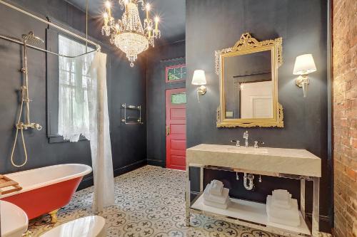 New Orleans House | Elegant Renovated House With Relaxing Courtyard