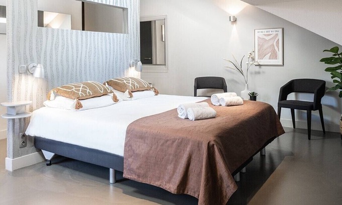 Oss Apartment | Elegant room close to Oss attractions, offering parking, reliable WiFi, heated floors, and AC